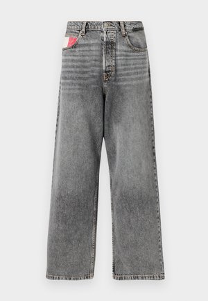 Grå vide jeans laget av denim, med en falmet design, frontlommer og et merkbart rød- og hvitt merke på baksiden.