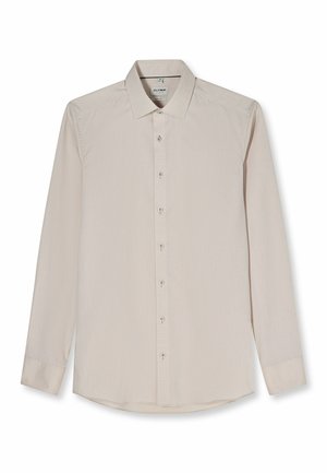 Beigefarbenes Herrenhemd mit langen Ärmeln, klassischem Kragen und Knopfleiste vorne, flach auf weißem Hintergrund liegend.