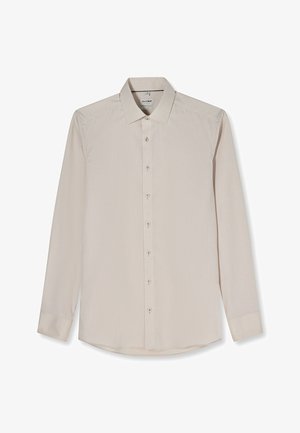 Beigefarbenes Herrenhemd mit langen Ärmeln, klassischem Kragen und Knopfleiste vorne, flach auf weißem Hintergrund liegend.