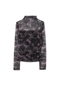 Blusa larga de manga larga y cuello alto, con un patrón de rosa oscura sobre un fondo gris y detalles fruncidos en la cintura.