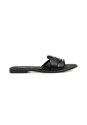 Sandalia deslizante de cuero negro con diseño superior trenzado, suela plana y detalles de costura en el borde. Estilo minimalista y de punta abierta.