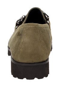 Olijfgroene suède schoen met een gestructureerde afwerking, voorzien van een zwarte rubberen zool en een metallic decoratieve accent aan de zijkant.