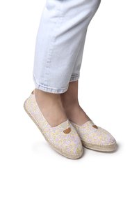 Espadrile s cvjetnim uzorkom u ružičastim, žutim i zelenim nijansama; platneni gornji dio s bež kožnim detaljem; potplat od jute; model bez zatvaranja.