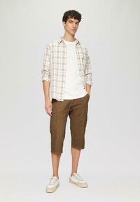s.Oliver BERMUDA MIT TASCHEN - Shorts - sandstein