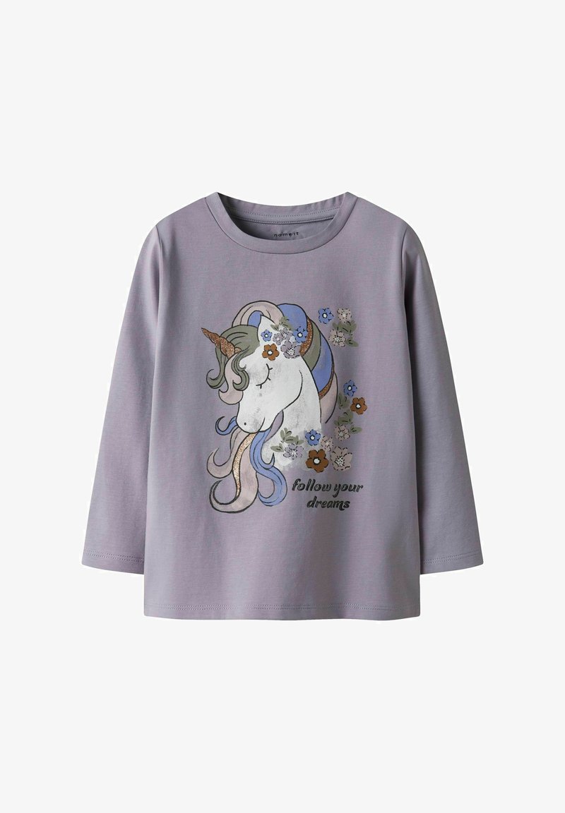 Lichtlavendelkleurig shirt met lange mouwen, met een eenhoornafbeelding omringd door bloemen en de tekst "volg je dromen" in zwart. Gemaakt van zacht katoen.