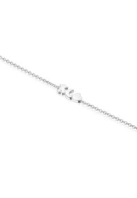 Pulsera de cadena de plata que presenta dos charms: una estrella y un corazón. El diseño es delicado, con un acabado pulido y un pequeño cierre.