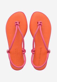 Infradito rosa e arancioni con suola testurizzata, cinturini annodati e dettagli di cucitura a contrasto, progettati per un uso casual.