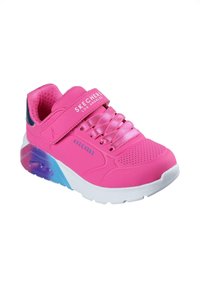 Zapatilla deportiva rosa con parte superior sintética, cierre con cordones y Velcro, puntera texturizada y suela translúcida multicolor.