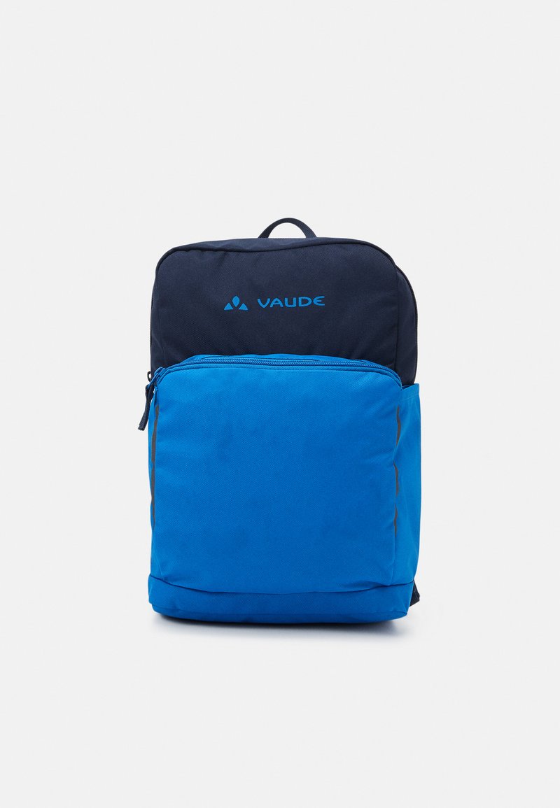 Sac à dos bleu et marine avec un compartiment principal et une poche avant zippée. Fabriqué en tissu résistant, il dispose d'une poignée en haut pour un transport facile.