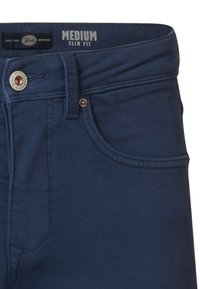 Jeans ajustados de color azul marino oscuro con bolsillos frontales, botón de metal con marca y costuras a contraste en las costuras.