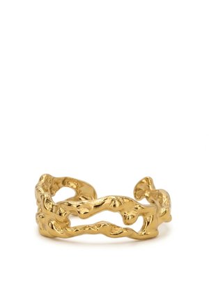 Anillo abierto de oro con bandas irregulares y onduladas que crean un diseño texturizado y orgánico.