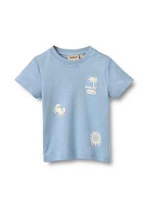 Hellblaues Kleinkind-T-Shirt mit kurzen Ärmeln, bedruckt mit einer Palme, einer Krabbe, der Sonne und dem Wort "WHEAT" in Weiß.