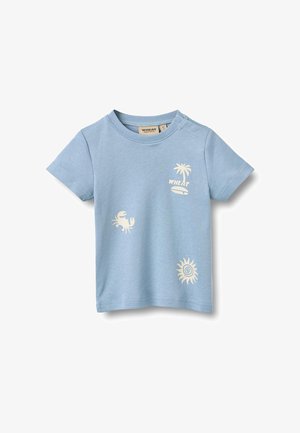 Lyseblå t-shirt til småbørn med korte ærmer, palme træ, krabbe, sol og ordet "WHEAT" printet i hvidt.