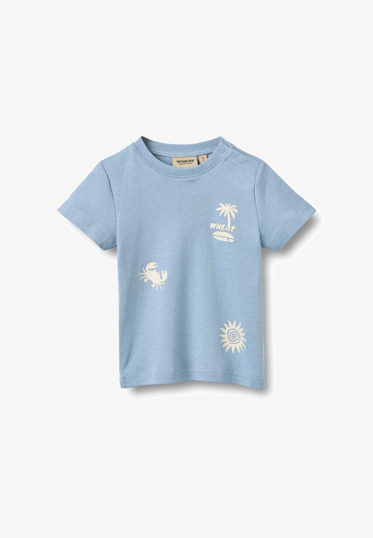 T-shirt bleu clair pour tout-petit à manches courtes, avec un palmier, un crabe, un soleil et le mot "WHEAT" imprimé en blanc.