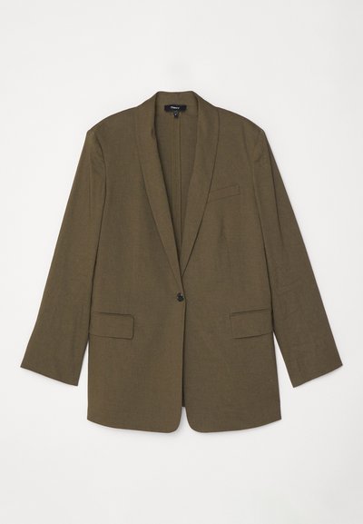 Blazer vert olive en tissu texturé. Présente des revers crantés, une fermeture à bouton unique et deux poches avant.