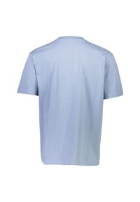 Jasnoniebieska bawełniana koszulka z krótkim rękawem i okrągłym dekoltem, o gładkiej fakturze i prostym wzornictwie, przedstawiona z tyłu.