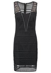 Vestido ajustado negro sin mangas con escote en V profundo, patrón de encaje geométrico y cierre de cremallera en la parte posterior.