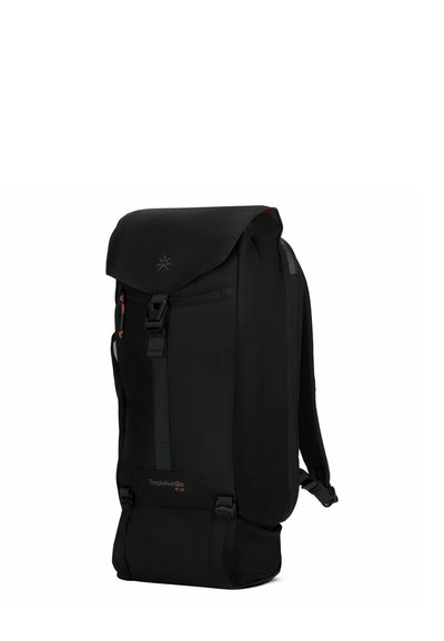 Mochila negra con diseño de rollo en la parte superior, correas ajustables, cierre de hebilla en la parte delantera y acentos naranjas contrastantes en el interior.