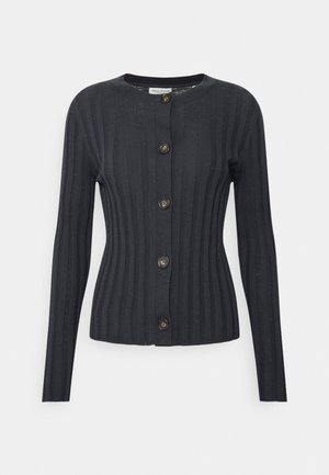 Schwarzer, gerippter, langärmeliger Cardigan mit rundem Ausschnitt und fünf braunen Knöpfen vorne, figurbetonter Schnitt.