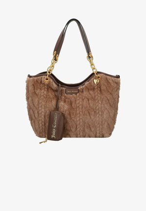 Braune Kunstfell-Tasche in geschwungener Form, mit goldenen Kettenriemen und einem kleinen braunen Lederanhänger mit einem Logo. Strukturierte Oberfläche mit Akzenten.