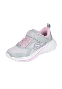 Zapato deportivo gris con detalles en rosa, que cuenta con una parte superior de tejido texturizado, correa ajustable y una suela blanca gruesa y acolchada.