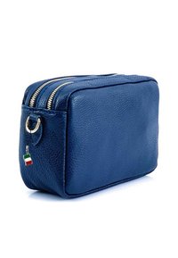 Marineblauwe leren rechthoekige tas met een gestructureerde afwerking, voorzien van dubbele ritsen en een klein Italiaans vlaggetje als charm aan de zijkant.
