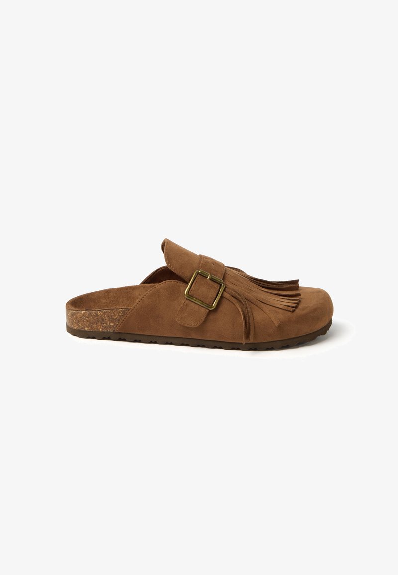 Sabot in suede marrone con soletta in sughero, cinturino con fibbia laterale e dettagli in frange sulla parte superiore, fotografato su sfondo bianco.