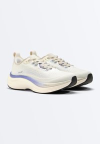 Paire de chaussures de course blanches avec des accents violet clair sur la semelle intermédiaire et des semelles à pointe noire sur fond blanc.