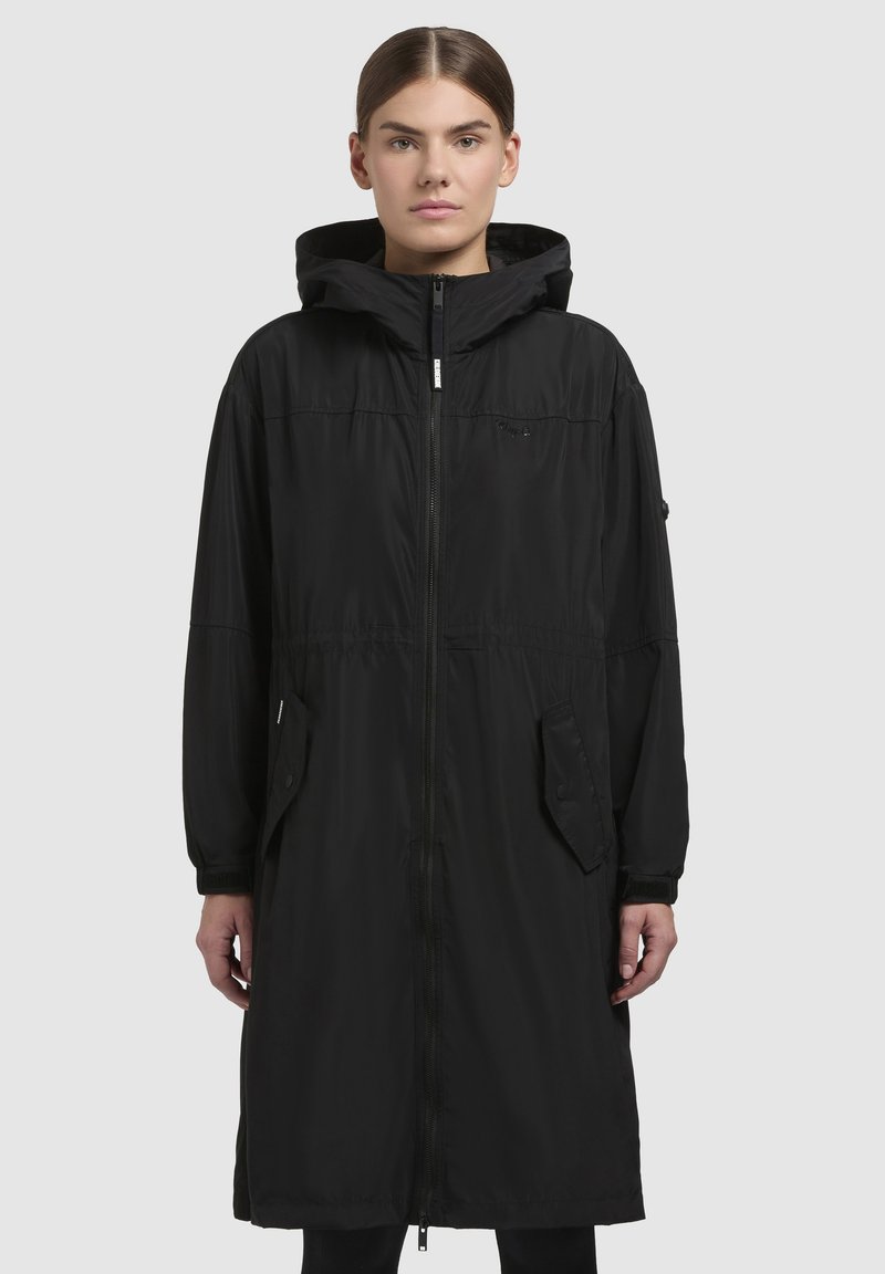 Zwarte hooded lange jas met een ritssluiting, zijzakken en elastische manchetten. Gemaakt van lichtgewicht, glad materiaal, met een minimalistisch ontwerp.