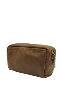 Pochette en cuir brun de forme rectangulaire, texture lisse, fermeture éclair dorée et une petite étiquette fixée à la tirette.