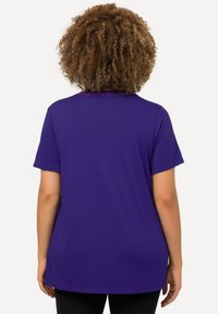 Ulla Popken FUNKTIONS ANTIBAKTERIELL  V-AUSSCHNITT HALBARM - Jednoduché tričko - purple