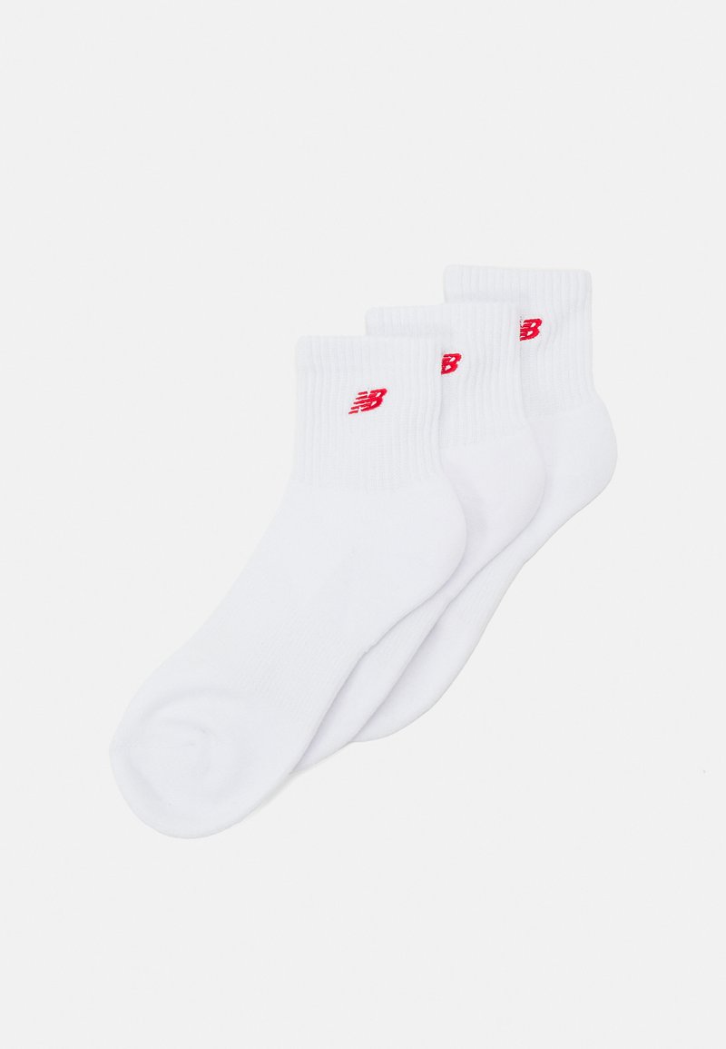 Set van witte katoenen enkelsokken, met ribgebreide boorden en een klein rood logo op elke sok. Glad textuur met een standaard sokvorm.