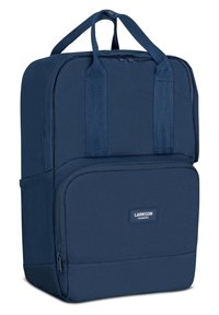 Zaino navy in tessuto con due manici superiori, tasca frontale con zip e un'etichetta con logo. Presenta una forma strutturata e rettangolare.