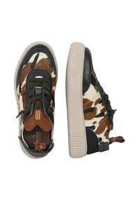 Sneaker mit gepunktetem bräunlichem und cremigem Kuhfell, schwarzen Lederakzenten, einer sandfarbenen Wildlederzunge und einer strukturierten beigen Gummi-Sohle.