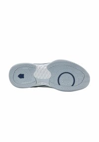 Semelle d'une chaussure de sport avec un revêtement texturé, une semelle antidérapante, des motifs circulaires et en chevrons, ainsi qu'un logo en forme de bouclier près du talon.