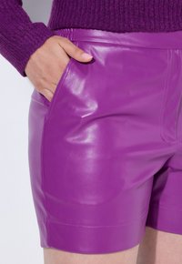 Paarse leren shorts met een glanzende afwerking, zijzakken en een getailleerde pasvorm met stiksel details aan de zoom.