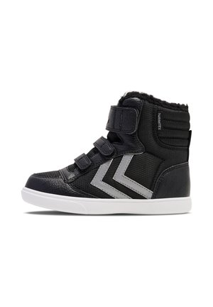 Schwarze High-Top-Sneaker mit grauen Akzenten, Klettverschlüssen und einer strukturierten Oberfläche. Weiße Sohle mit kontrastierendem Design. Gefüttertes Innenleben für Komfort.
