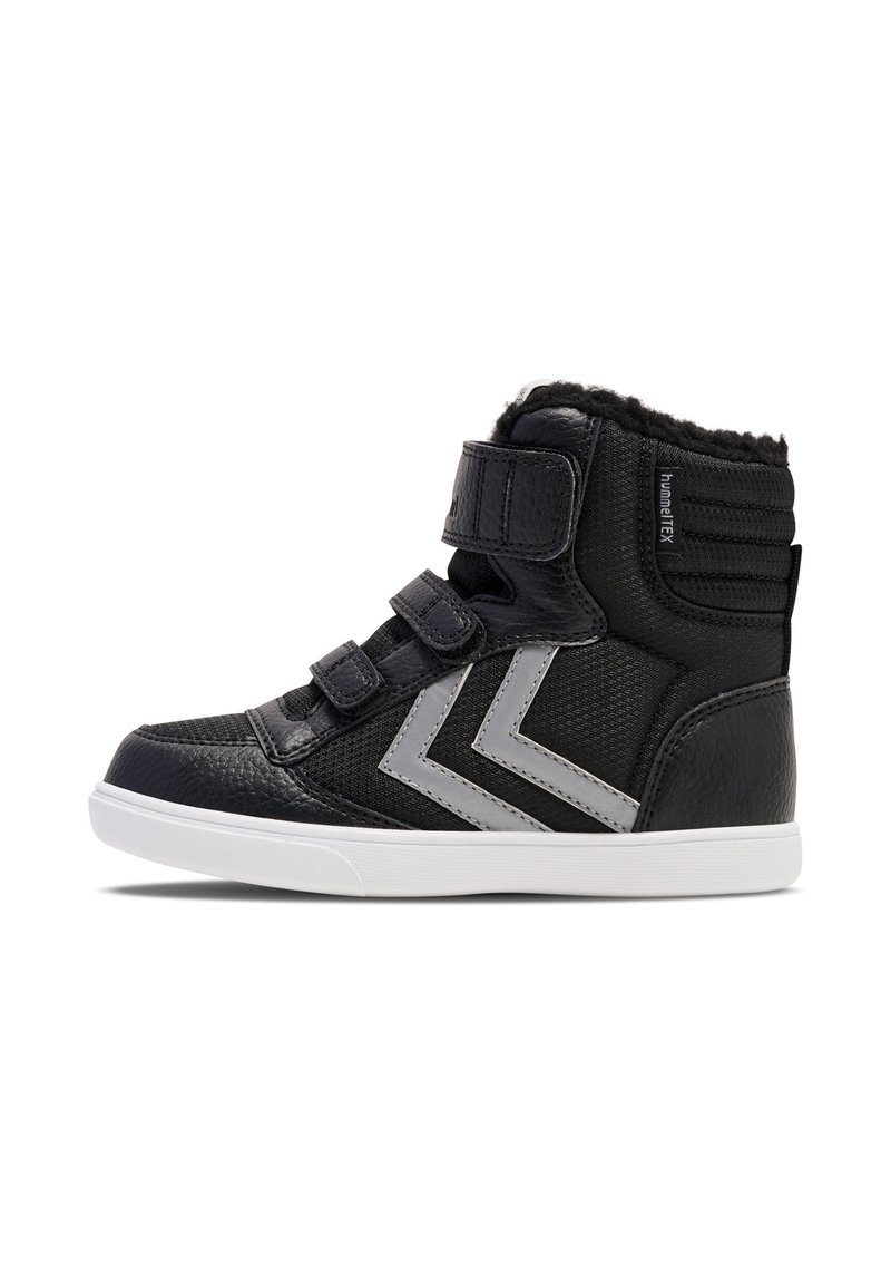 Sneaker alte nere con accenti grigi, cinturini in Velcro e una finitura texturizzata. Suola bianca con design a contrasto. Interno foderato per il comfort.