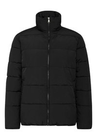 Svart pufferjacka med hög krage, med horisontell quiltad design, frontdragkedja och sidofickor. Slät, matt textur.