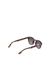 Lunettes de soleil écaille marron avec verres ronds teintés foncés et détail de logo métallique sur les branches sur fond blanc.