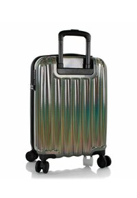 Valigia rigida con finitura iridescente, manico telescopico nero, scanalature verticali testurizzate e quattro ruote nere per la mobilità.