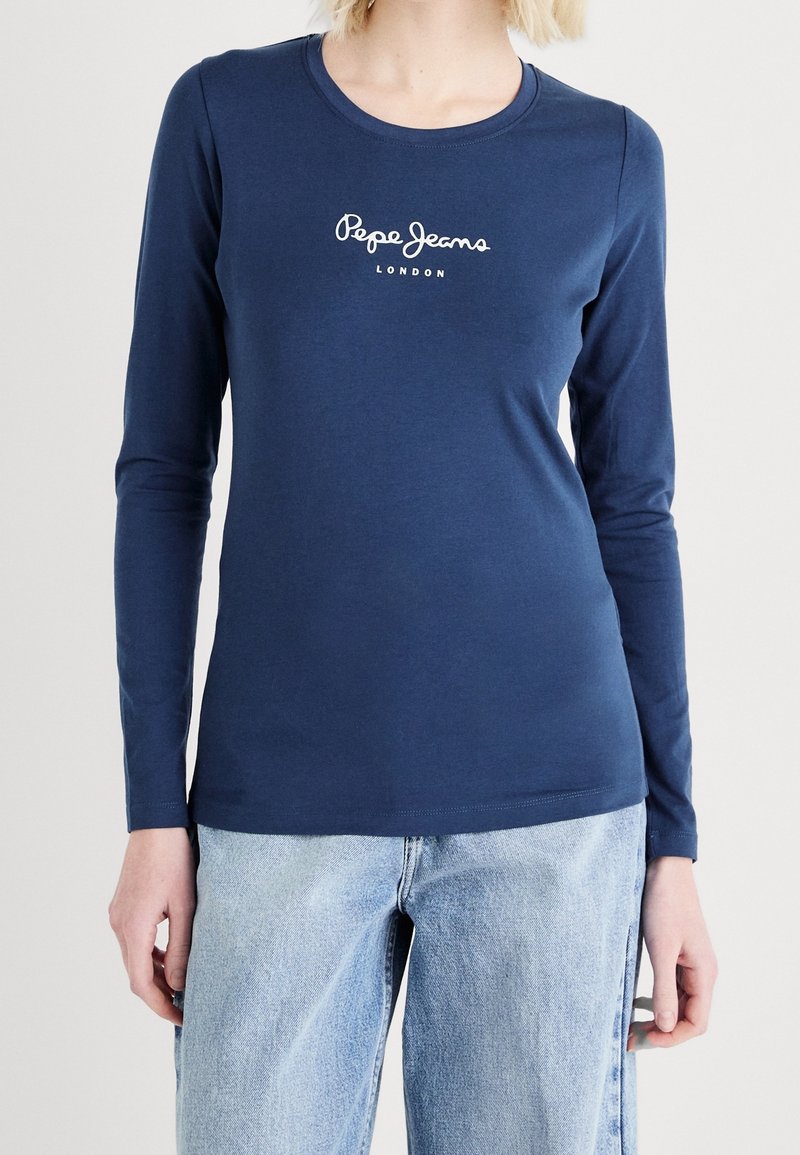 Marinblus med lång ärm i bomull, med vit logotext "Pepe Jeans London" centralt framtill. Enkel modell med rund hals.
