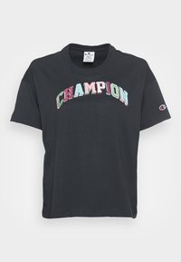 Svart kortärmad t-shirt i bomull, med "CHAMPION" i flerfärgad broderi över bröstet. Klassisk rund halsringning.