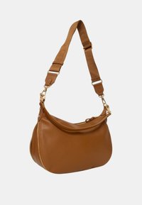 Borsa a spalla in pelle marrone con forma curva, chiusura con zip e tracolla regolabile con dettagli in metallo dorato.