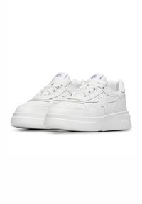 Weiße Sneakers aus glattem Leder mit niedrigem Design, dicker Sohle und tonalen Nähten. Zu den Merkmalen gehören Perforationen und Schnürverschluss.