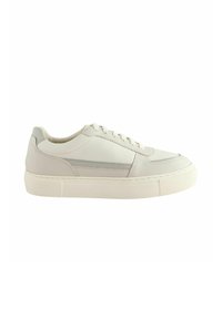 Weißes Leder-Sneaker mit niedrigem Profil, runder Spitze, flachen Schnürsenkeln und Gummisohle. Verfügt über dezente graue Akzente an der Ferse und an der Seite.