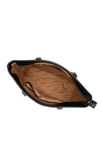 Borsa a mano in pelle nera con hardware color oro, rivestimento interno in tessuto beige chiaro con motivo a logo 'WITTCHEN' ripetuto.