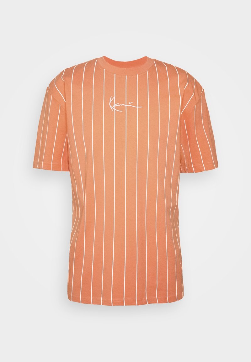 T-shirt en coton orange avec des rayures blanches verticales et un col rond. Présente un petit logo signature blanc à l'avant. Manches courtes.