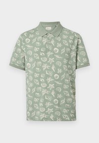 Πράσινο φασκομηλιάς πόλο μπλουζάκι με κοντά μανίκια, διακοσμημένο με λευκά σχέδια από κοχύλια, αστερίες και κοράλλια, με κουμπωτό πάτο και διπλωμένη γιακά.