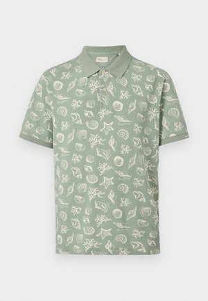 Lühikeste varrukatega salvei-rohelise värvi polo-särk, millel on valged merekarbi, meritähe ja korallimustrid, nööpidega kinnitatav plastron ja volditud krae.